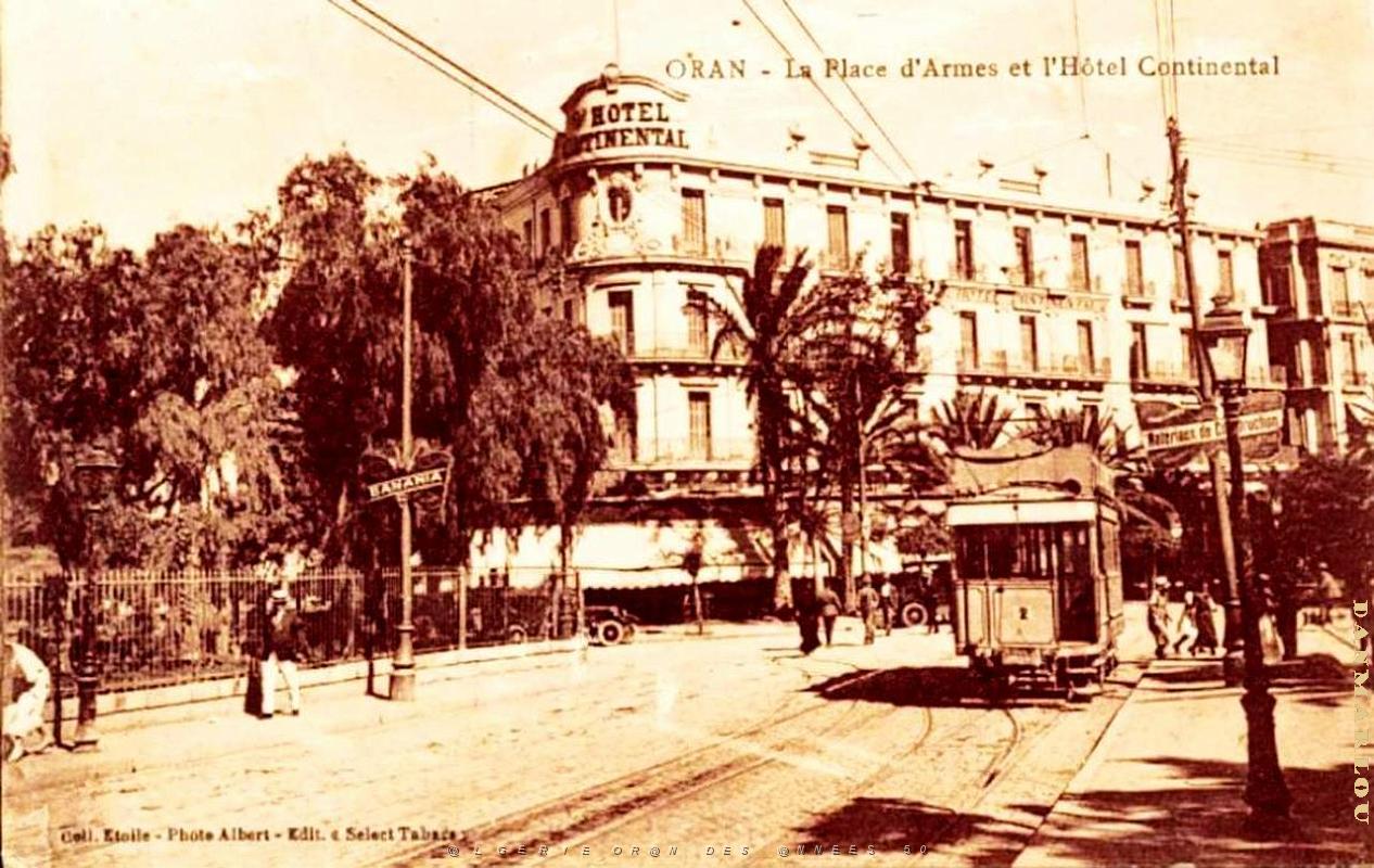 PA c- 009- Place d'Armes- trams et autobus.jpg